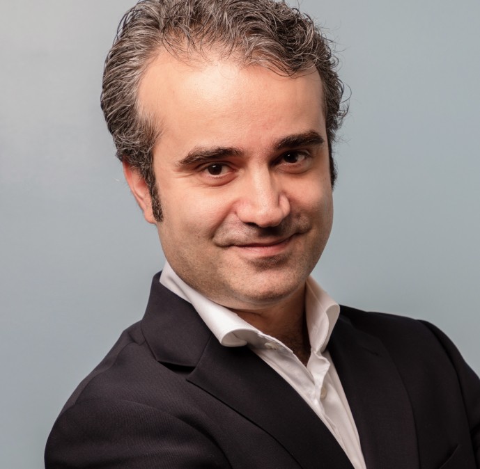 Dr Amir Vahedi - Chirurgien esthétique et médecin esthétique à Paris 8