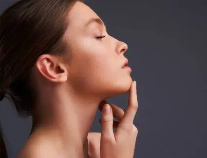 Éliminer son double menton avec la lipo-aspiration - Dr Vahedi