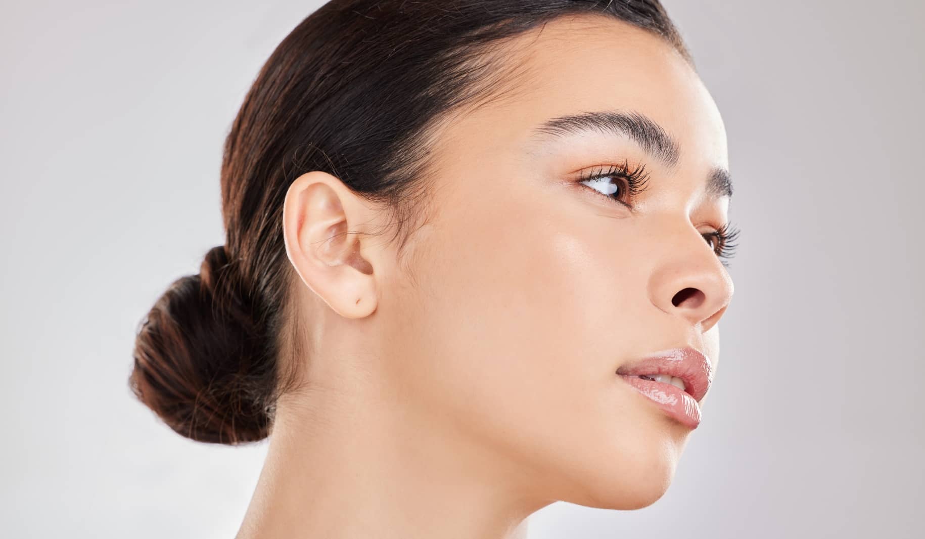 Choisir entre une rhinoplastie et une rhinoplastie médicale | Dr Vahedi | Paris