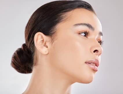 Choisir entre une rhinoplastie et une rhinoplastie médicale | Dr Vahedi | Paris