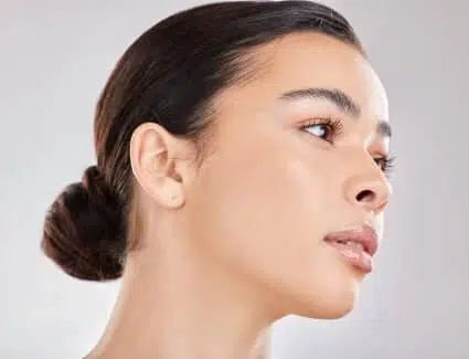 Choisir entre une rhinoplastie et une rhinoplastie médicale | Dr Vahedi | Paris