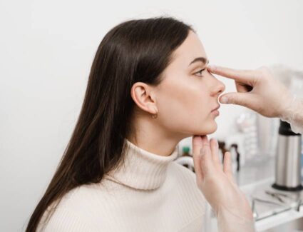 Je trouve l’arête de mon nez trop plate : que faire ? | Dr Vahedi | Paris