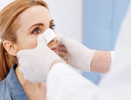 Récupération après une rhinoplastie avec le Dr Vahedi à Paris